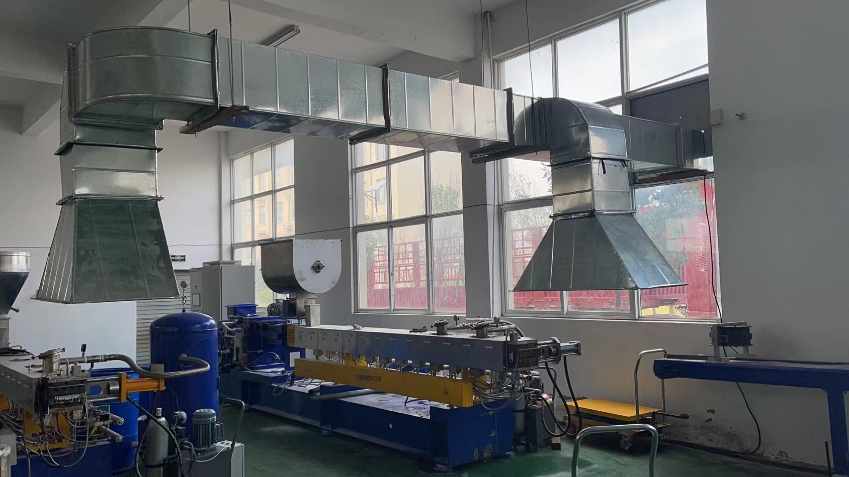 安徽瑞鸿新材料车间使用油烟净化一体机